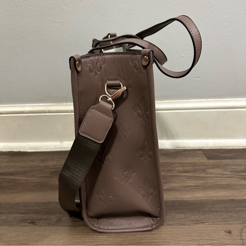 ADRIENNE VITTADINI Tote
With Detachable Pouch Color Mushroom NEW - Picture 5 of 12